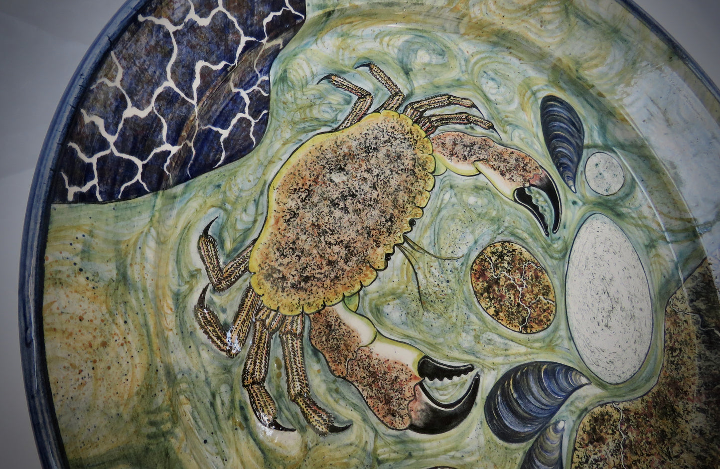 Large crab decorated charger 44 cm